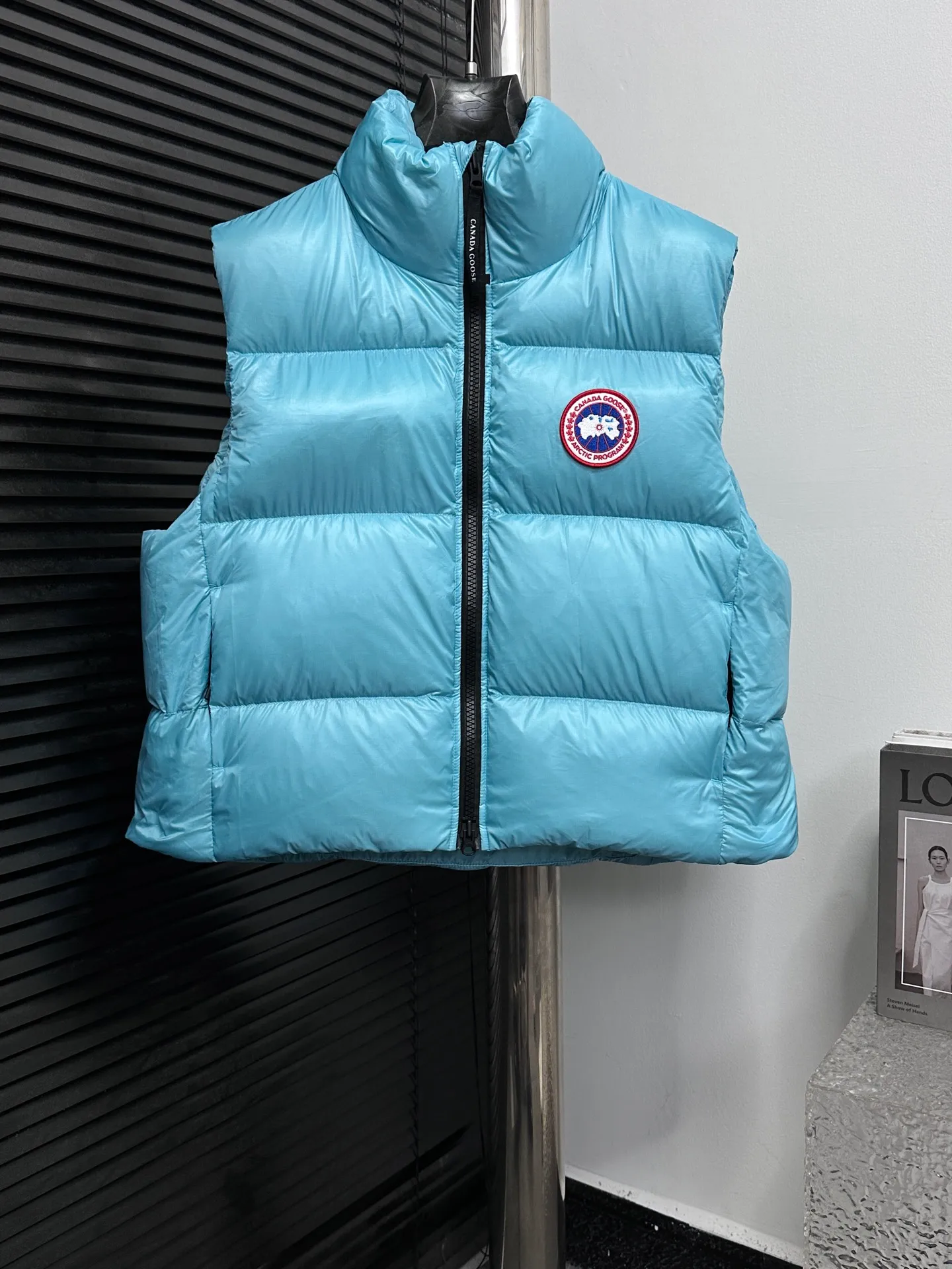 P560 [Canada Goose] Big Goose🦢Puff Down Vest has always been recognized as the warmest down jacket. Various Instagram celebrities, Internet celebrities, and celebrities often wear it for street photos. I make Canada Goose every year, but I still can't get rid of my love for it. No matter how cold the days are, there is no need to be afraid, because there is! Filled with 90% white duck down, it is the legendary warmest down jacket and is known as a must-have for Arctic outdoor sports! The most popular down jacket in the world, celebrities are rushing to buy it, it is a must-have! Size: XS-XL